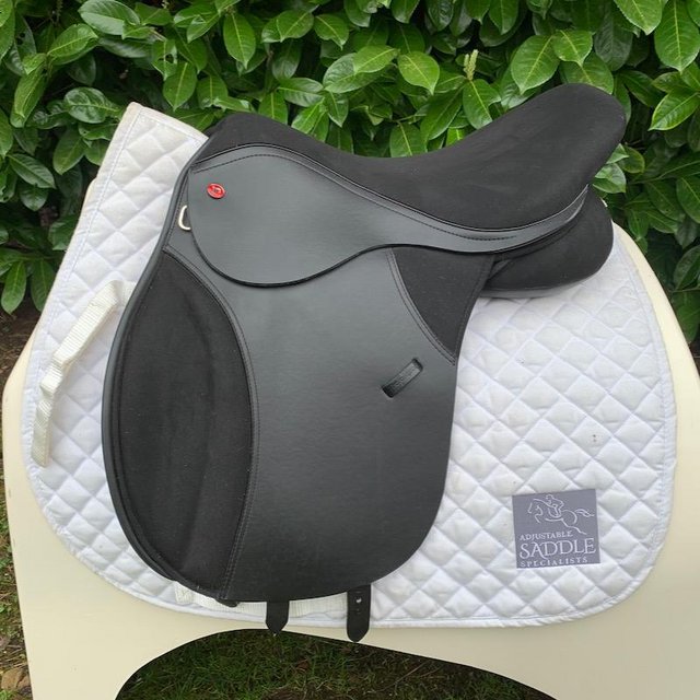 Preview of the first image of Thorowgood T4 17 inch cob saddle (S3034).