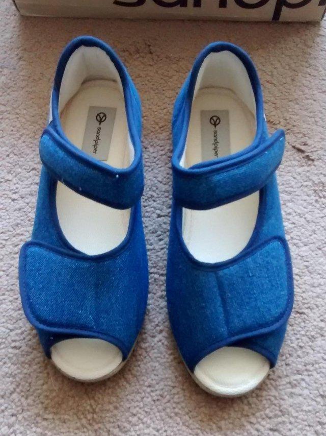 Preview of the first image of BRAND NEW IN BOX Ladies fabric sandals blue size 6E.