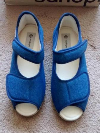 Image 1 of BRAND NEW IN BOX Ladies fabric sandals blue size 6E