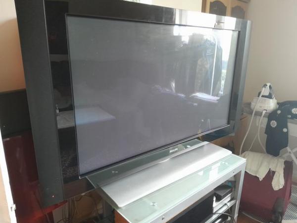 Image 1 of Philips Television 50" includes a stand.