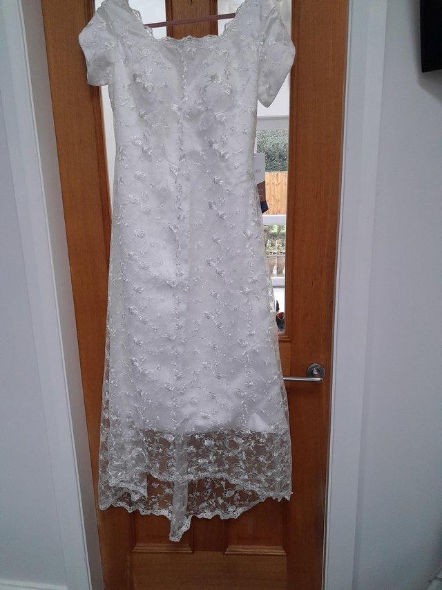 Preview of the first image of "A" line Wedding Dress, Ivory size 14.