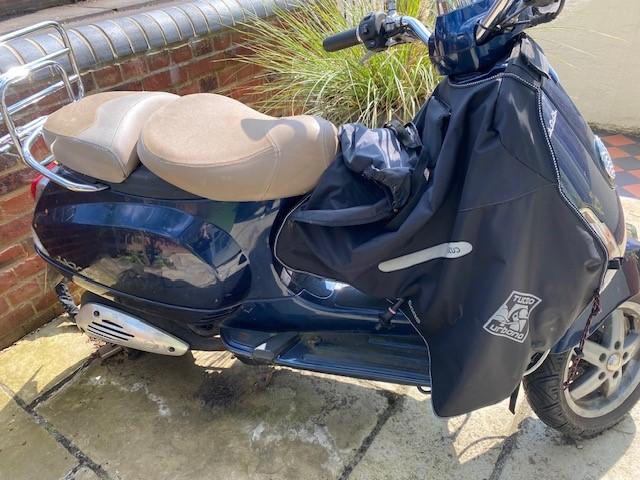 Preview of the first image of 2009 Vespa LXV50 - midnight blue | spares or repair.