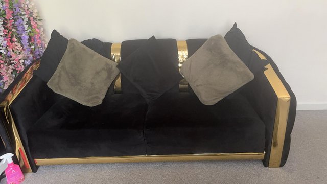 Image 3 of Beautiful 2&3 seater sofas