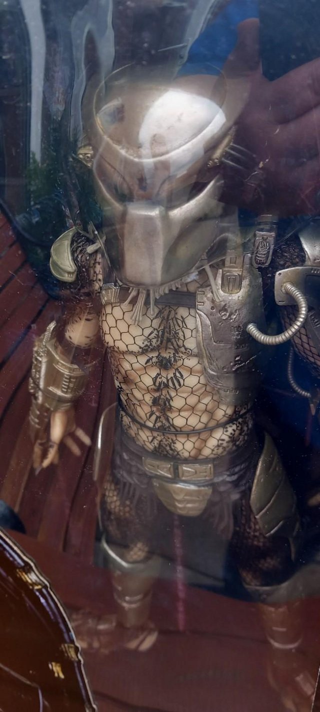 Preview of the first image of NECA Predator Jungle Hunter 1/4 Scale Action Figure with LED.