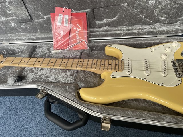 Preview of the first image of Fender player series Stratocaster 2022 model.