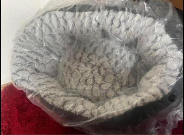 Image 1 of Grey Med/large Cat basket with fur lining