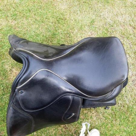 Image 3 of Silhouette Black 18 inch Saddle
