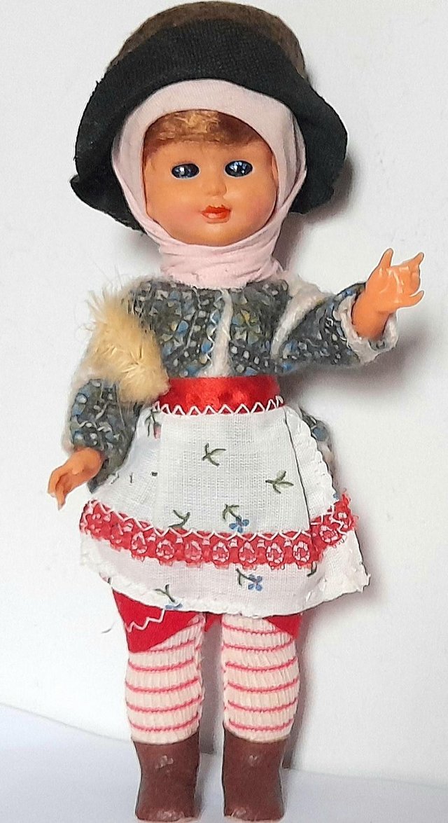 Preview of the first image of MARIA ** SOUTH AMERICAN ( PERU ????) DOLL 18 cm GOOD.