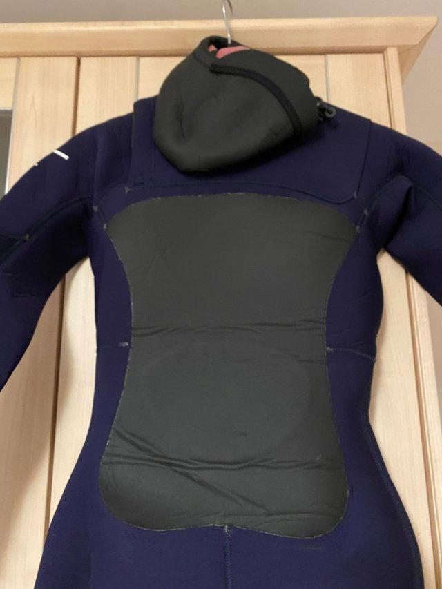 Preview of the first image of woman’s wetsuit Finisterre (hooded).