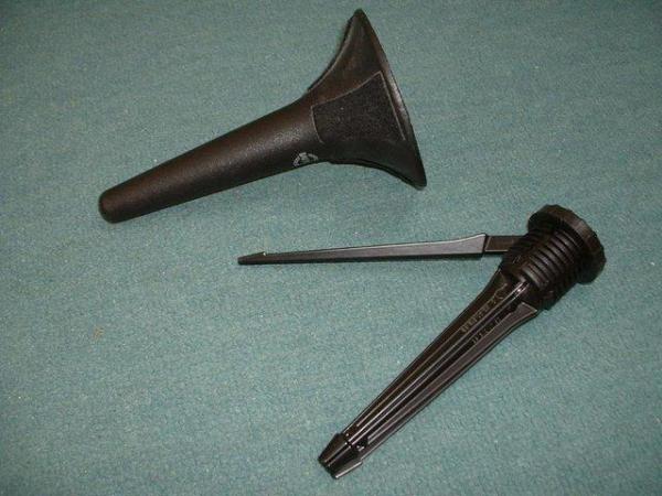Image 2 of A black trumpet stand in excellent condition