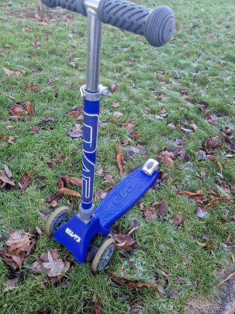 Image 2 of Children's scooter manual (electric blue colour)