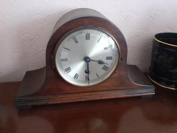 Image 1 of Mantlepiece clock, 7-day, wooden with pendulum movement