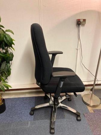 Image 4 of Black cushioned office/desk/swivel/home ergonomic adjustable