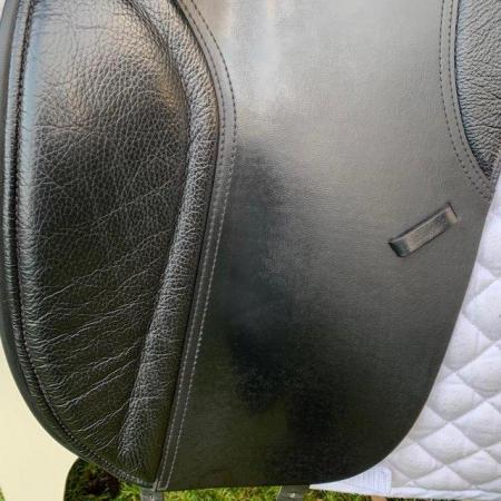 Image 2 of Thorowgood T8 17” Low Profile Dressage saddle (S2920)