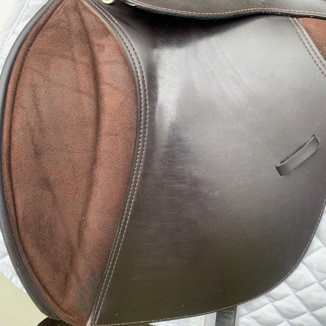 Preview of the first image of Thorowgood T4 17.5" cob saddle (S3147).