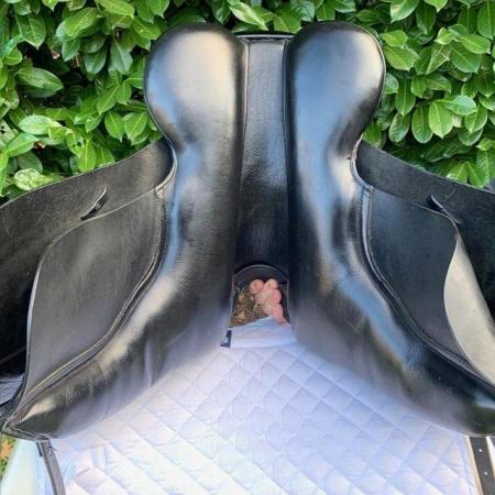 Image 22 of Kent & Masters 17” High Wither Dressage saddle