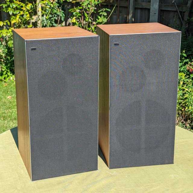 Pair of B&O 3702 speakers with stands