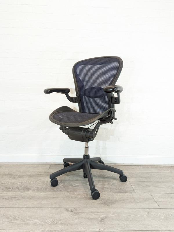 Preview of the first image of Herman Miller Aeron Blue.