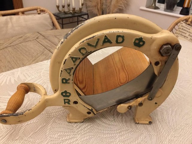 Preview of the first image of Danish Bread Slicer - Raadvad, colour beige.