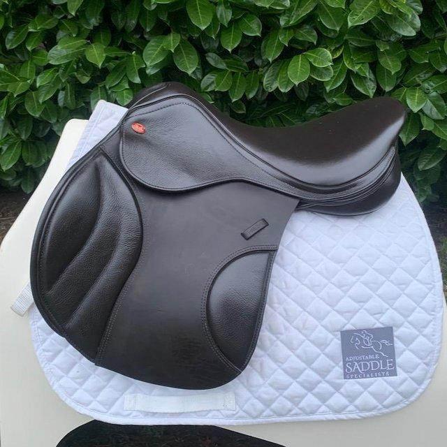 Preview of the first image of kent and masters s series 17.5 inch jump saddle.