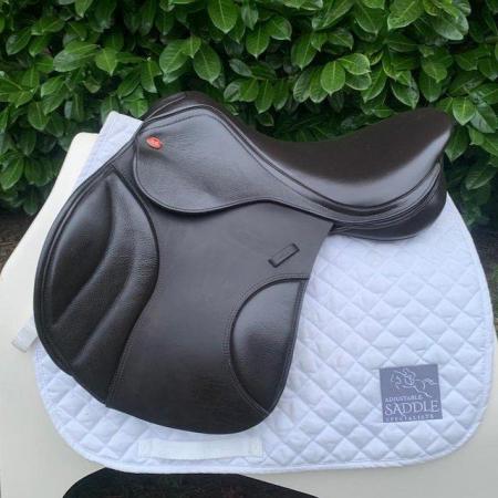 Image 1 of kent and masters s series 17.5 inch jump saddle