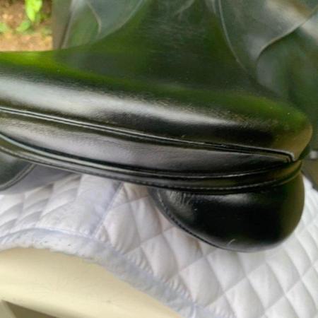 Image 18 of Kent and Masters 17.5 inch high wither dressage saddle