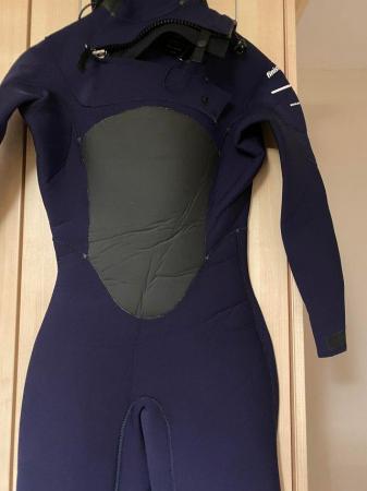 Image 3 of woman’s wetsuit Finisterre (hooded)