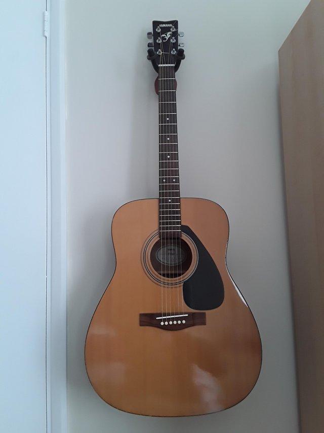 Preview of the first image of Accoustic Guitar Yamaha Dreadnought.