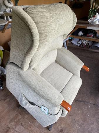 Image 2 of Celebrity rise and recliner chair