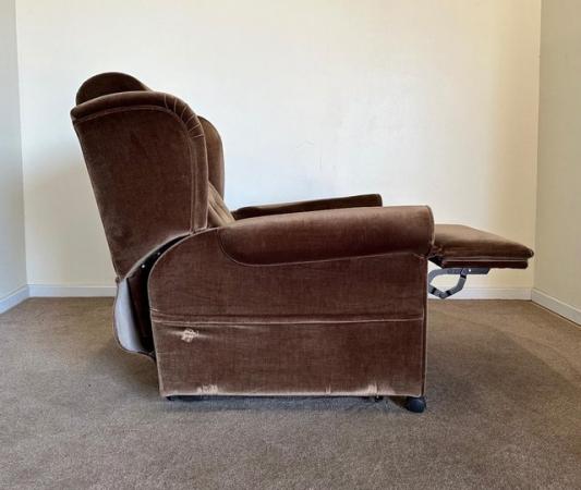 Image 14 of RECLINER FACTORY MOBILITY ELECTRIC RISER RECLINER CHAIR