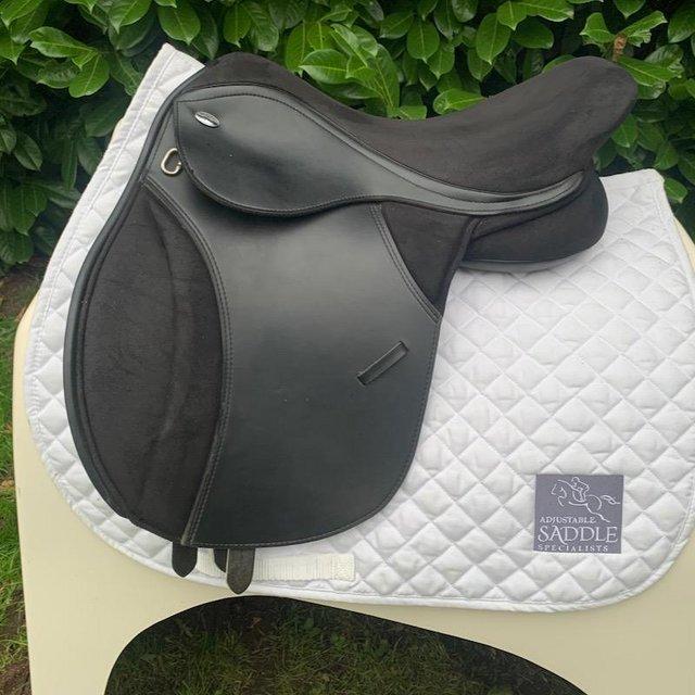 Preview of the first image of Thorowgood T4 17 inch cob saddle.