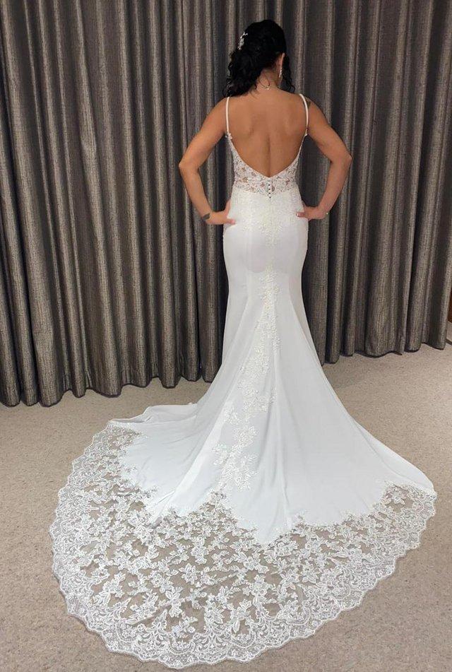 Preview of the first image of Beautiful wedding dress size 6-8.