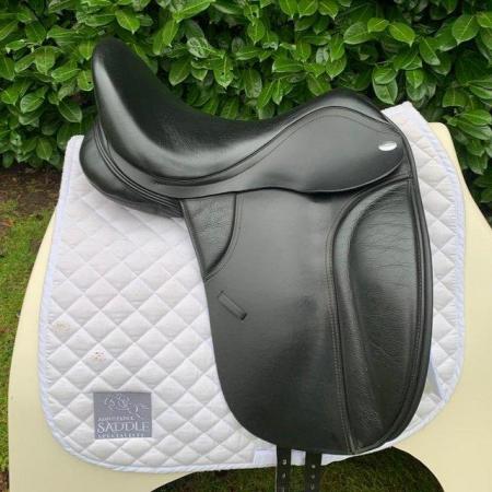Image 11 of Thorowgood T8 17” Low Profile Dressage saddle (S2935)