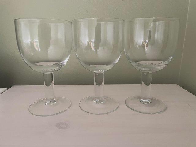 Preview of the first image of 19 glasses suitable for red or white wine.