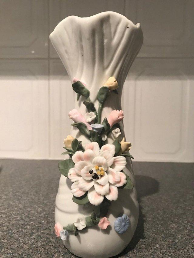 Preview of the first image of Pretty white new vase with decorative flowers.