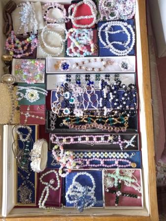 Image 2 of Various items of beaded jewellery