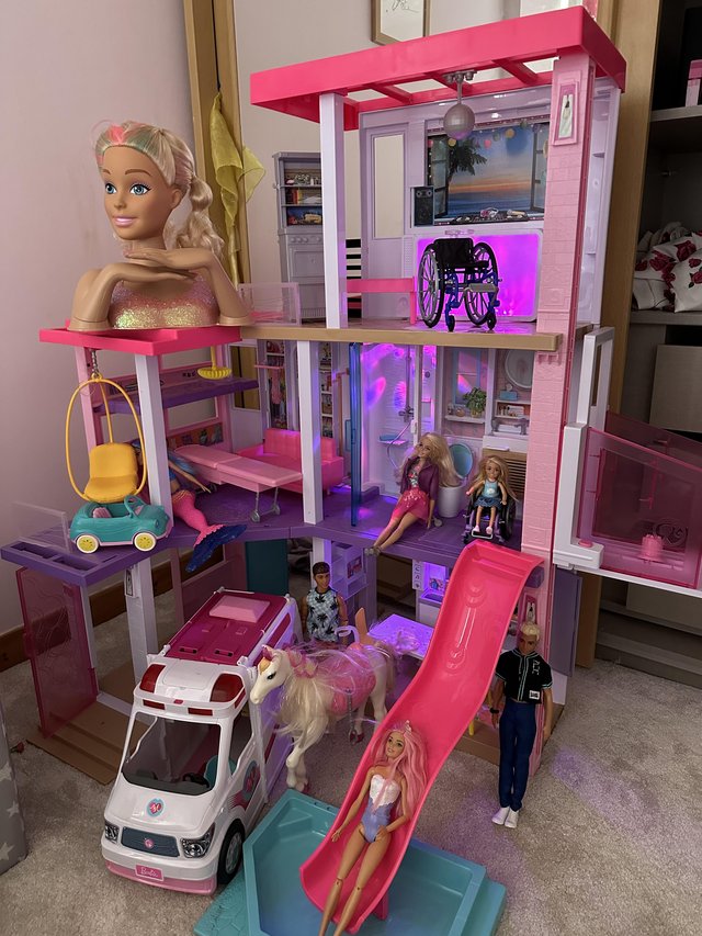 Preview of the first image of Barbie Dreamhouse + Extras.