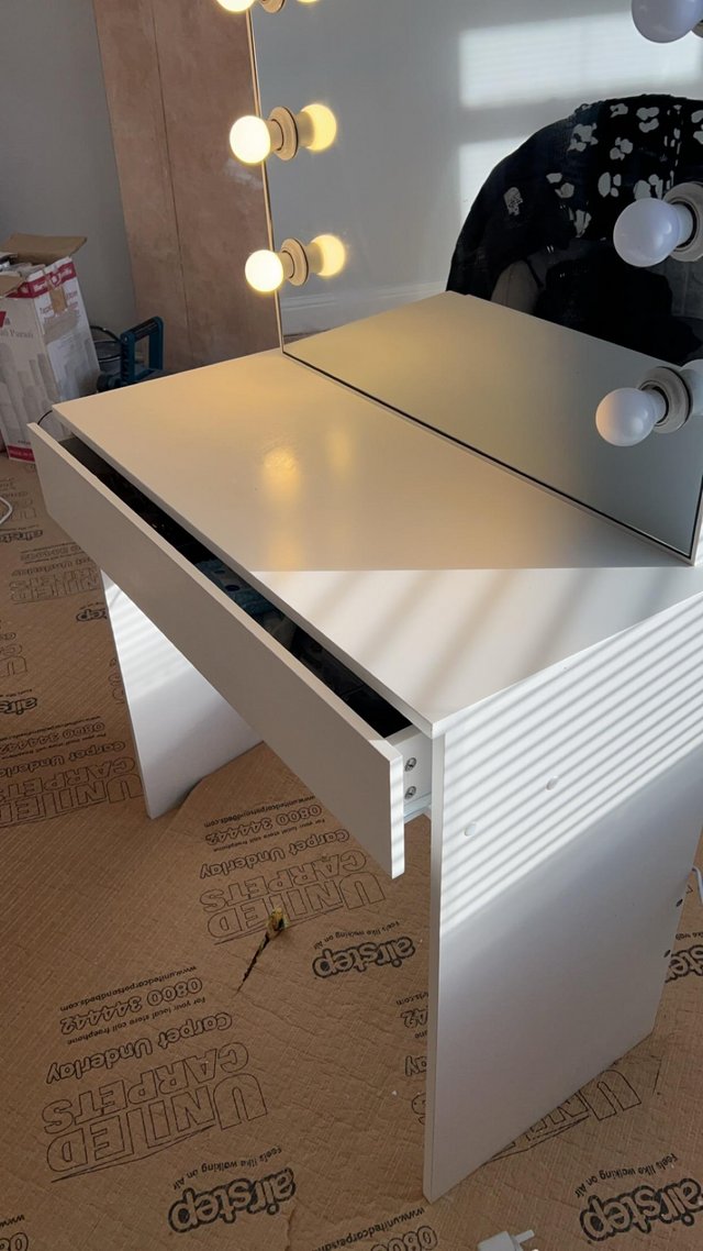 Preview of the first image of Dressing table with Hollywood lights.