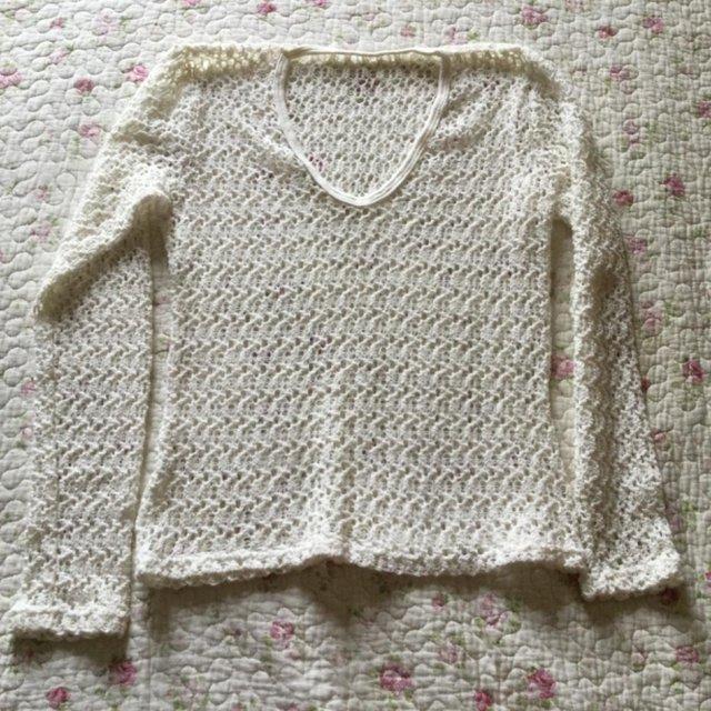 Preview of the first image of Size M Pretty Cream Crochet Long Sleeve Scoop Neck Top.