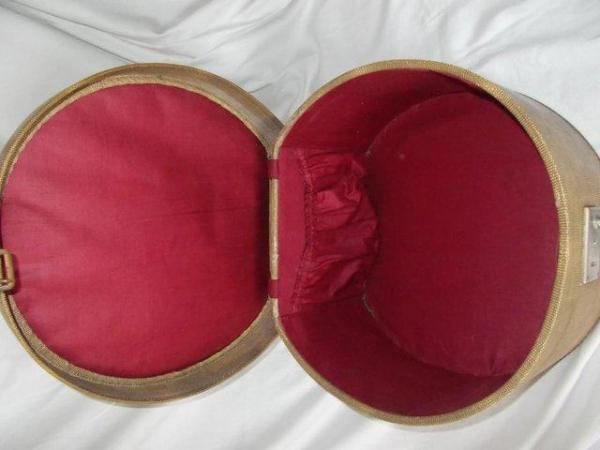 Image 3 of 1930s Hatbox, Vanity case fully lined, with key