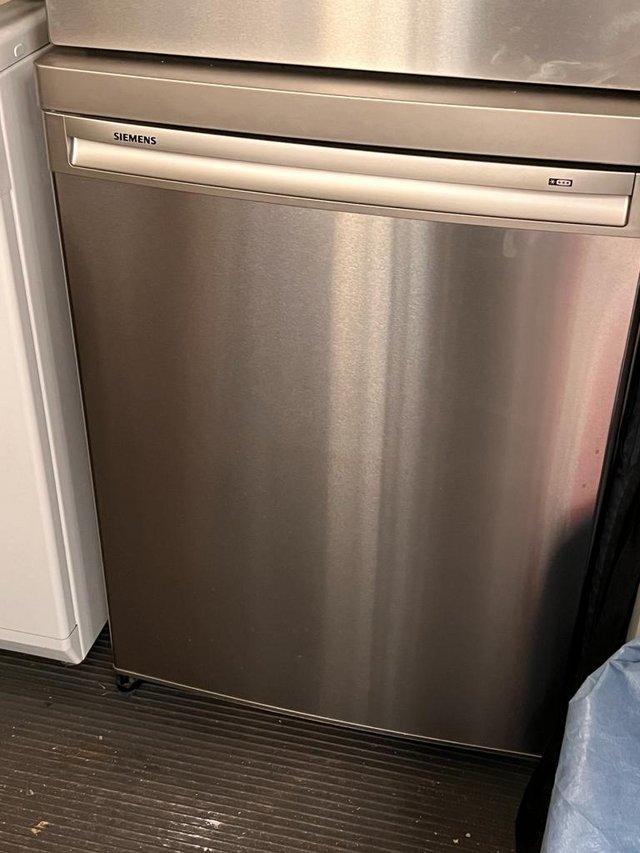 Preview of the first image of Siemens Freestanding Fridge in good condition.