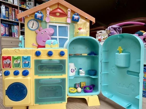 Image 3 of Peppa Pig Kitchen - used but in good condition
