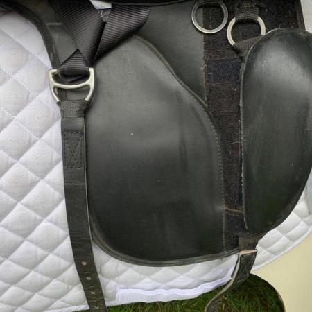 Image 10 of Thorowgood T4 17 inch high wither dressage saddle