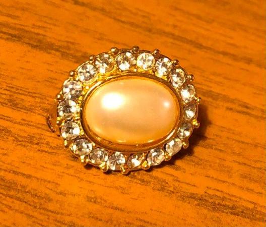 Image 1 of VINTAGE OVAL BROOCH WITH PEARL EFFECT CENTRE STONE