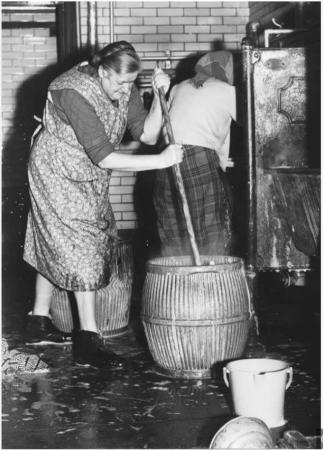 Image 7 of VERY RARE vintage 1930’s original washing dolly tub
