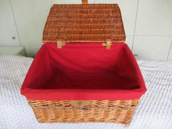 Image 2 of Very well-made and sturdy hamper/picnic basket
