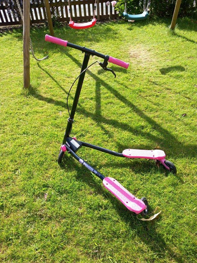 Preview of the first image of Pink flicker scooter as photo.