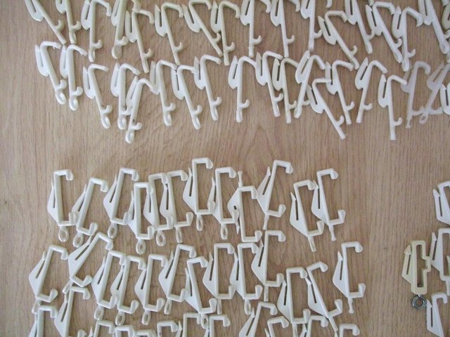 Preview of the first image of Assortment of Plastic Curtain Hooks (different sizes).
