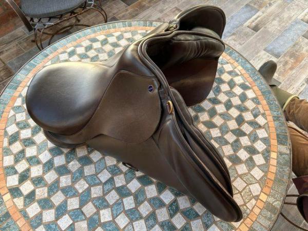 Image 2 of English Leather Horse Saddle 17.5 inch Wide Fitting