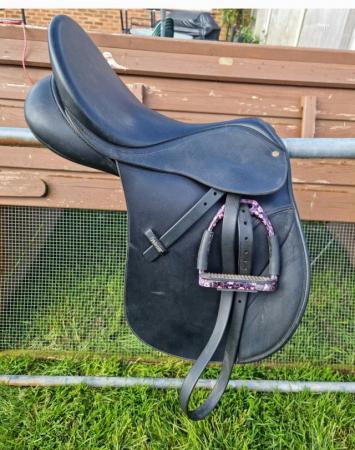 Image 4 of Wintec saddle 17.5 changeable gullet
